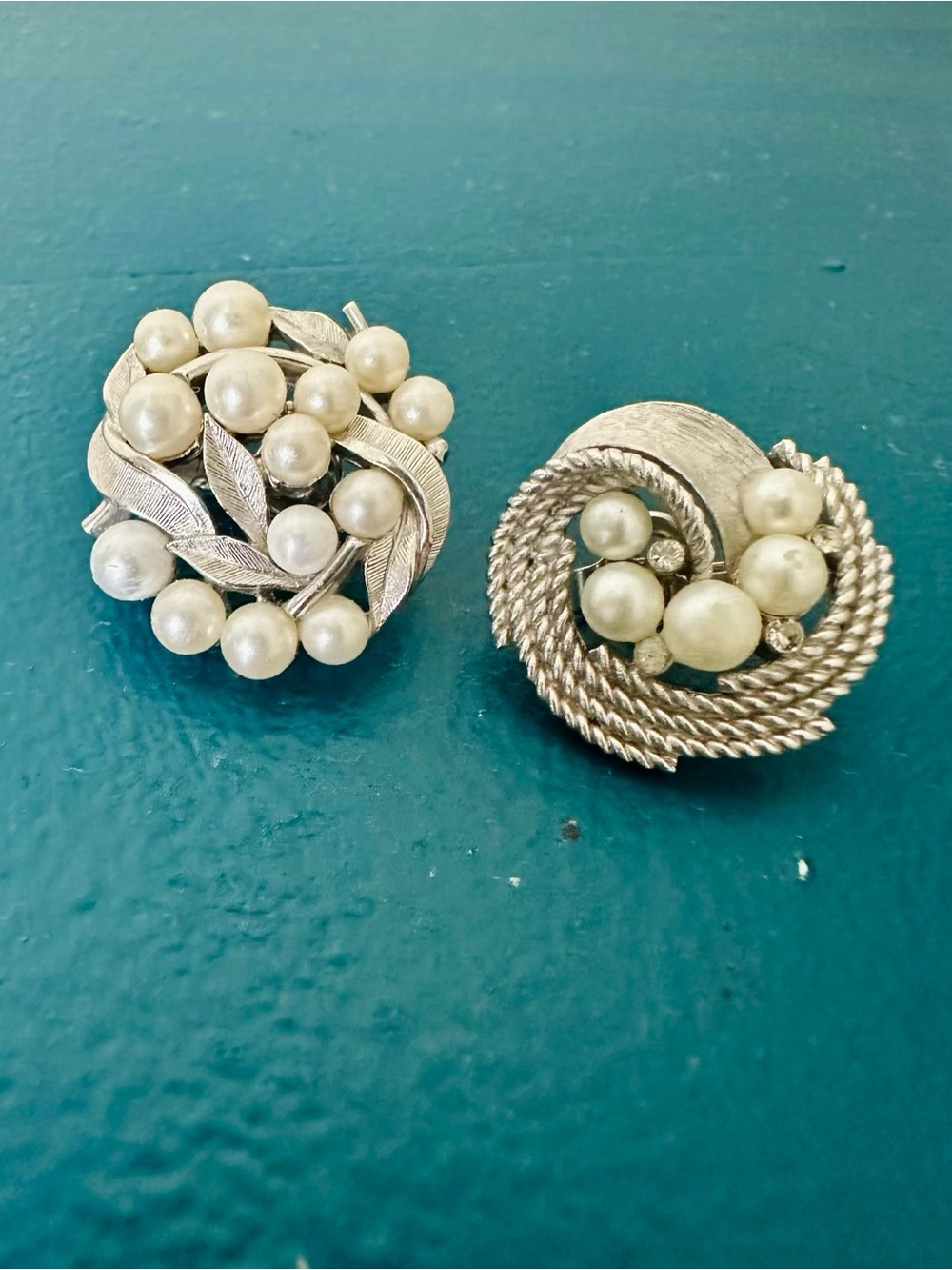 Vintage CROWN TRIFARI Mismatched Faux Pearl & Stone 1” Clip-On Earrings - Picture 2 of 8